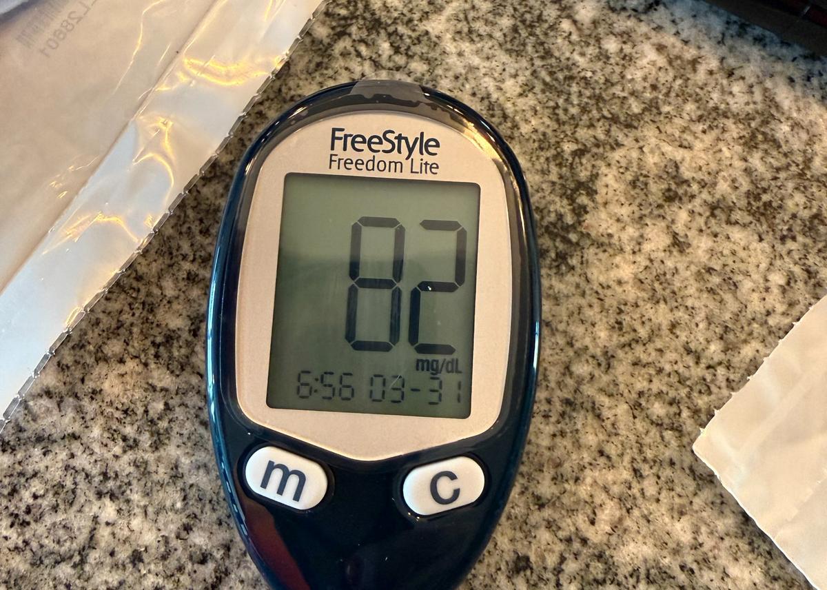 FreeStyle Freedom Lite glucometer reading 82 mg/dL